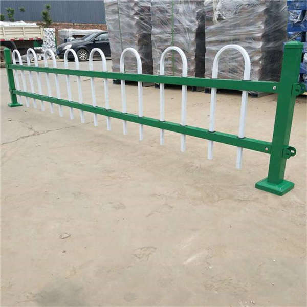 噴塑環(huán)保護(hù)欄 豎管隔離欄桿 小區(qū)防護(hù)隔離欄