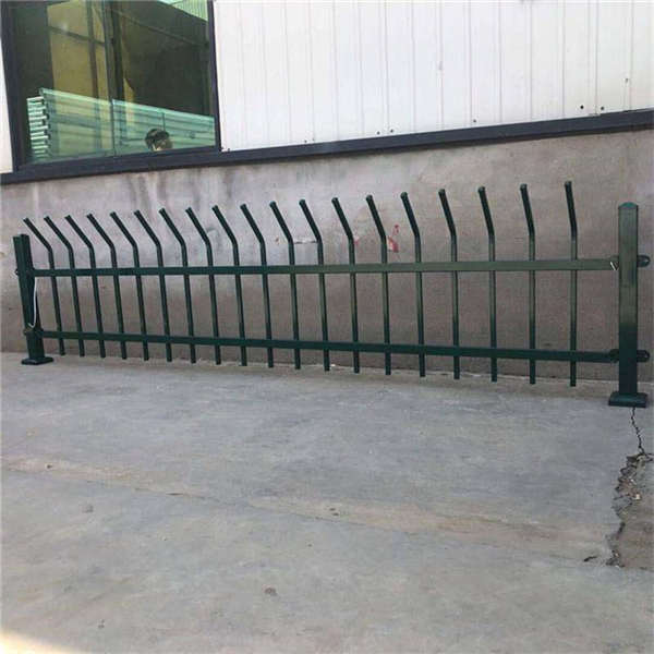 草坪防護U型圍欄 彎n型新式鋅鋼 泓宸輝藍白道路隔離欄