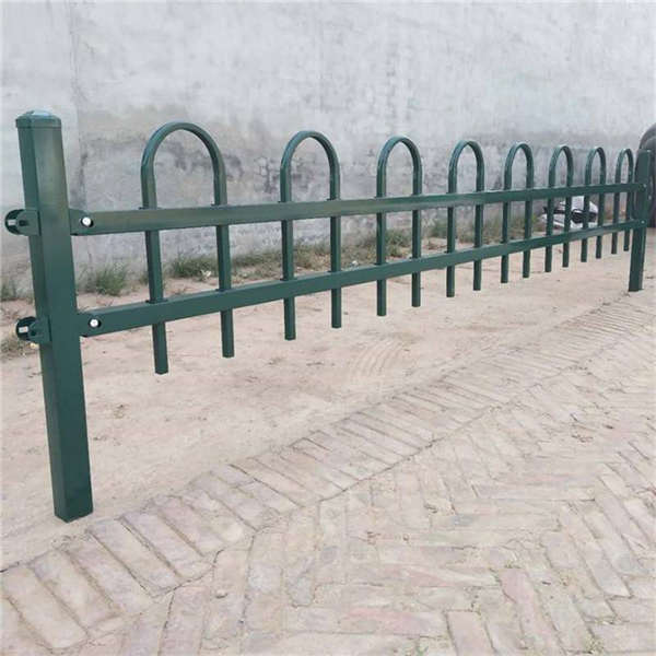 泓宸輝折彎草坪護(hù)欄 塑鋼護(hù)欄廠家 綠化小柵欄