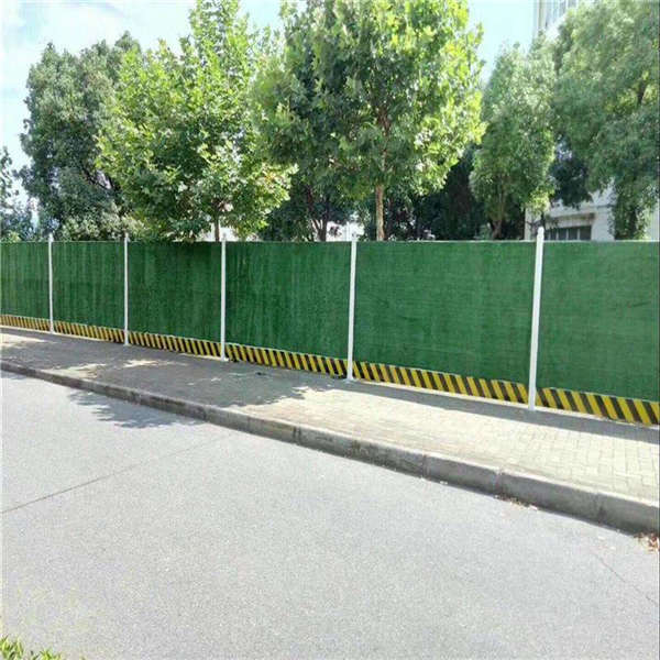 修路建材施工圍擋 2米高3.2米長(zhǎng)彩鋼板護(hù)欄 0.25厚假草皮防護(hù)網(wǎng)