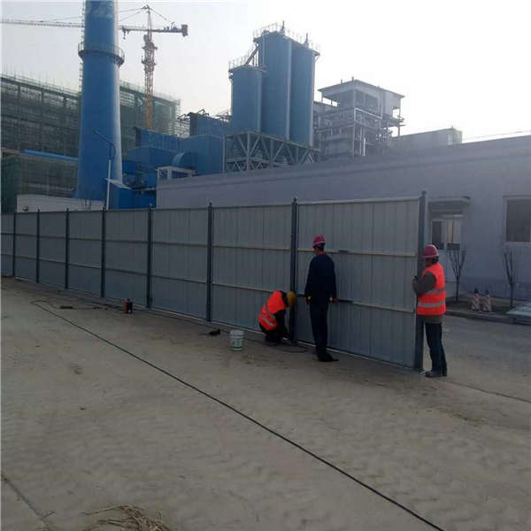 2.5米高彩鋼板施工圍擋 裝配式鐵皮護欄 小草臨時防護網(wǎng)特點