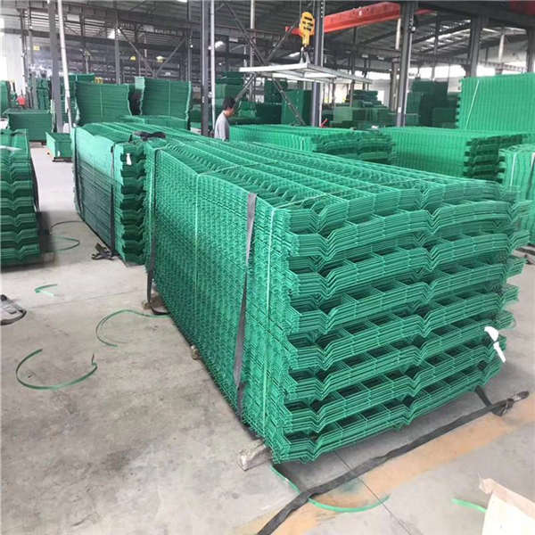 1.8米折彎護欄網(wǎng) 綠色邊框隔離柵 水渠岸邊兩側隔離網(wǎng)