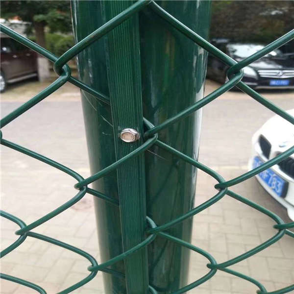 山區(qū)隔離護(hù)欄網(wǎng) 折彎綠色網(wǎng)欄 臨時(shí)防護(hù)鐵絲網(wǎng)包塑防銹