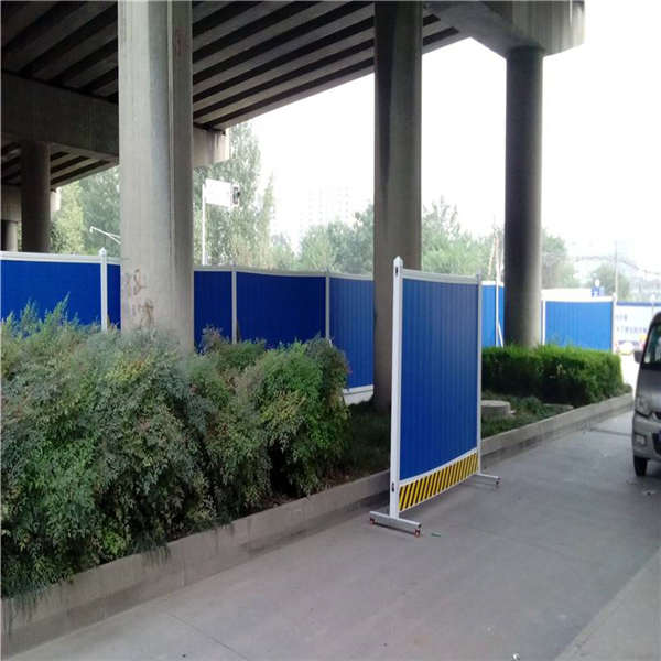 鋼結(jié)構(gòu)工地圍擋 鋼板噴繪可掛廣告牌或標(biāo)語 掛仿真草工程擋板