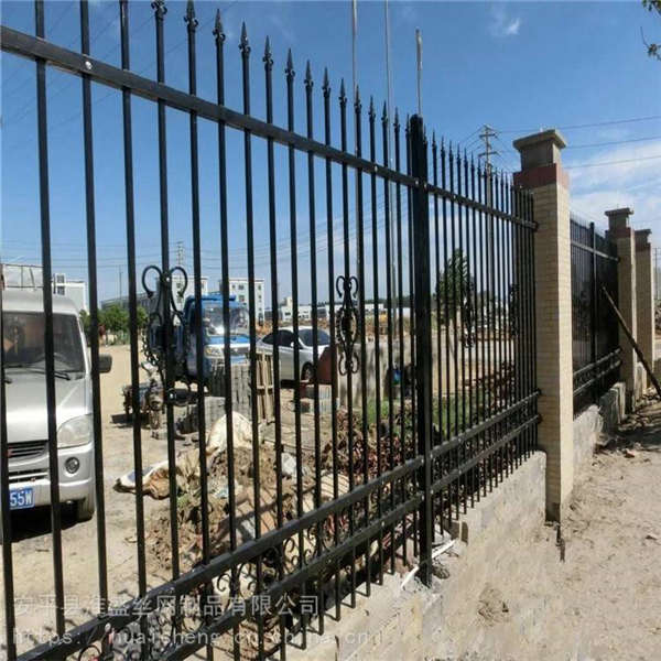 豎管鐵藝鋅鋼防護(hù)欄 無(wú)縫連接欄桿 泓宸輝歐式熱鍍鋅網(wǎng)欄